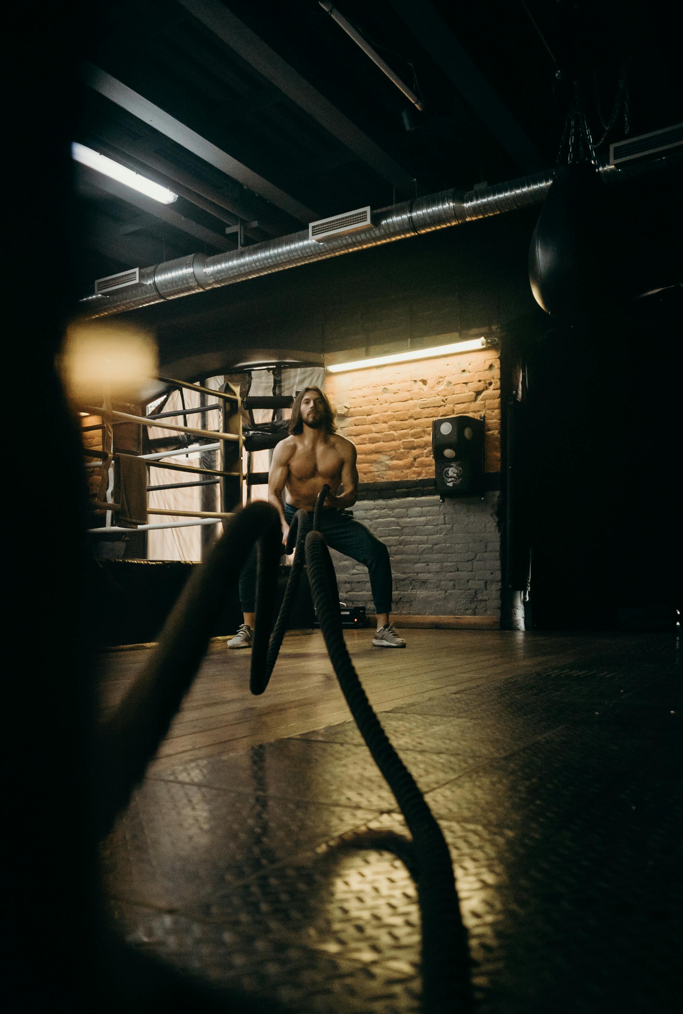 Gymkund med battle ropes — intensiv träning