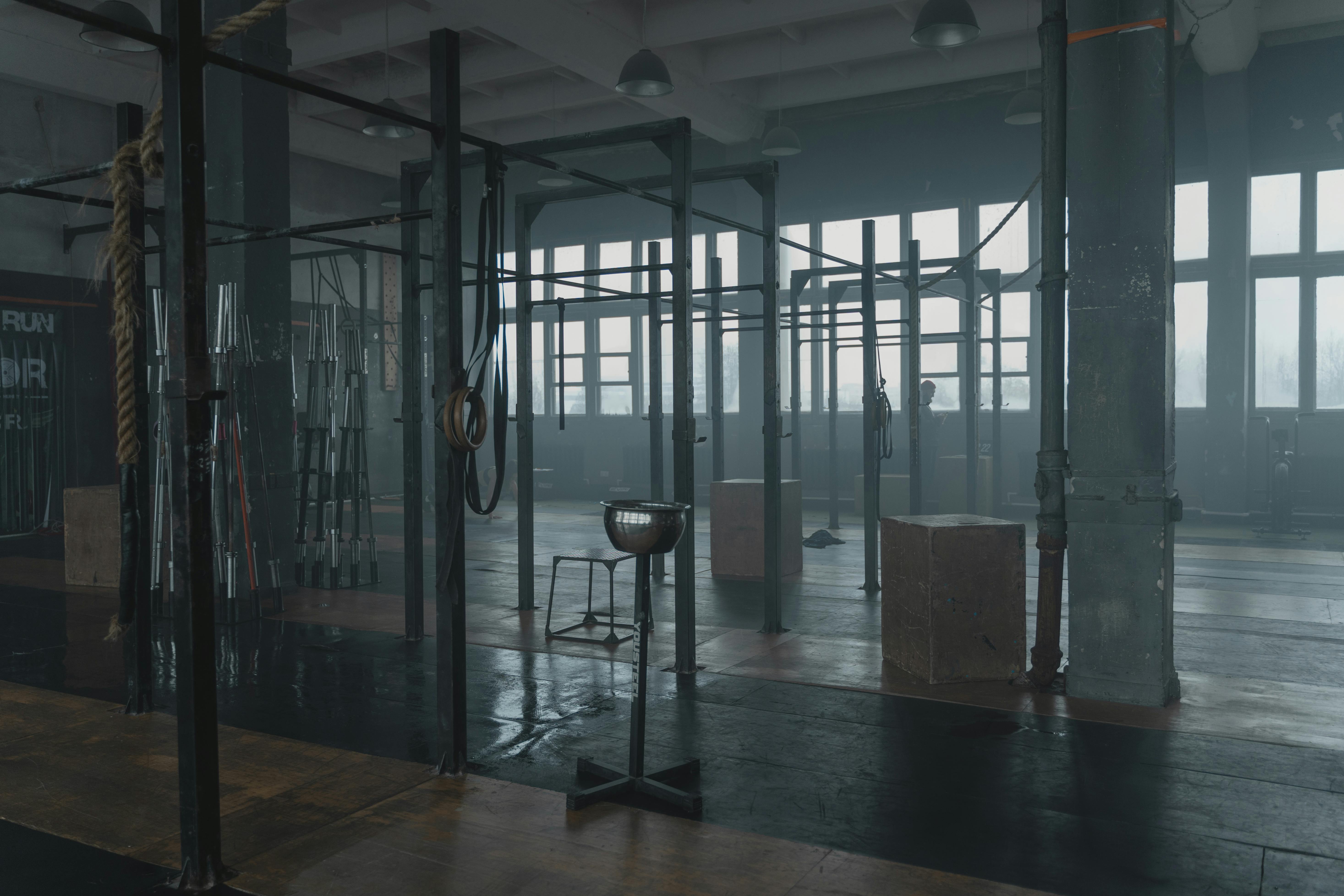 Industriellt gym — tom lokal med dimma